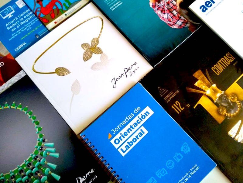 Catálogos comerciales e institucionales variados